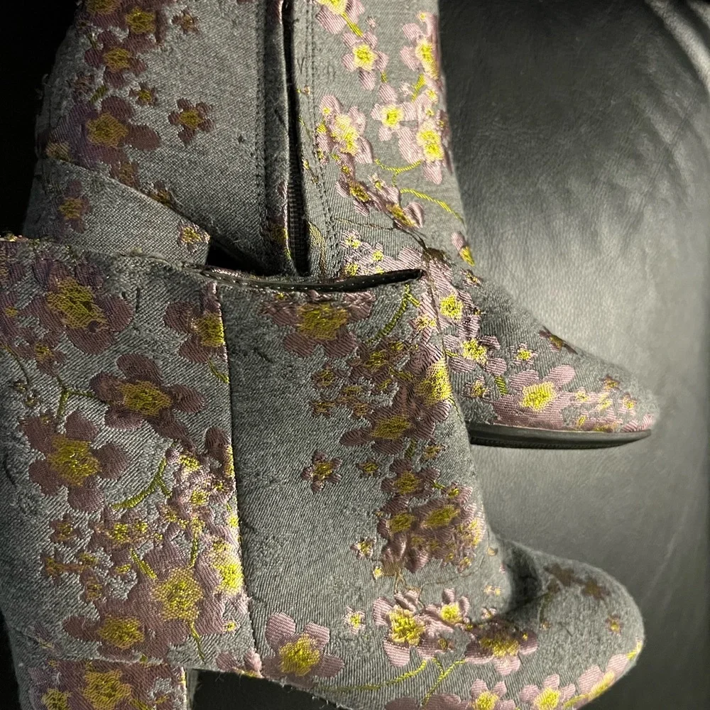 Unique booties size 9 like new floral grey - Picture 3 of 8
